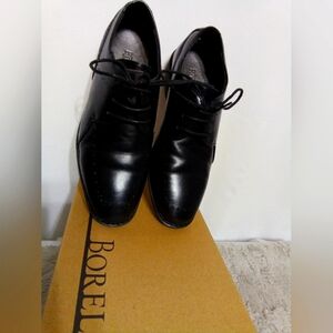 Boys borelli  black dress shoes. SAIZE  4 M PRE OWNED